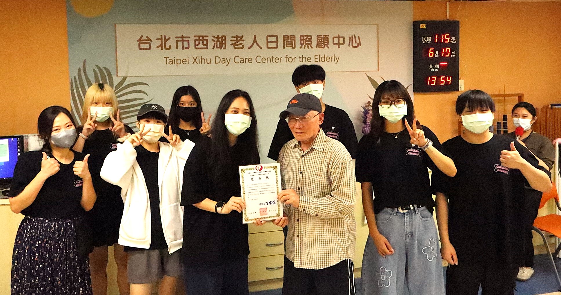 德明科大志工隊陪伴長者歡度端午 粽香傳愛進社區