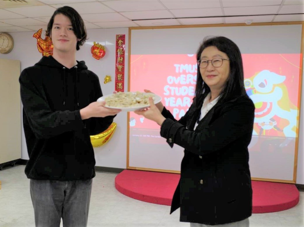 德明科大舉辦外籍生歲末聯歡 送暖迎新春